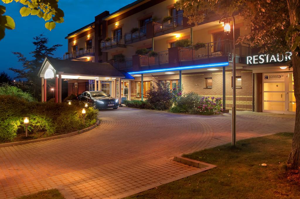 April Hotel Panorama Рихнов над Кнежноу Екстериор снимка