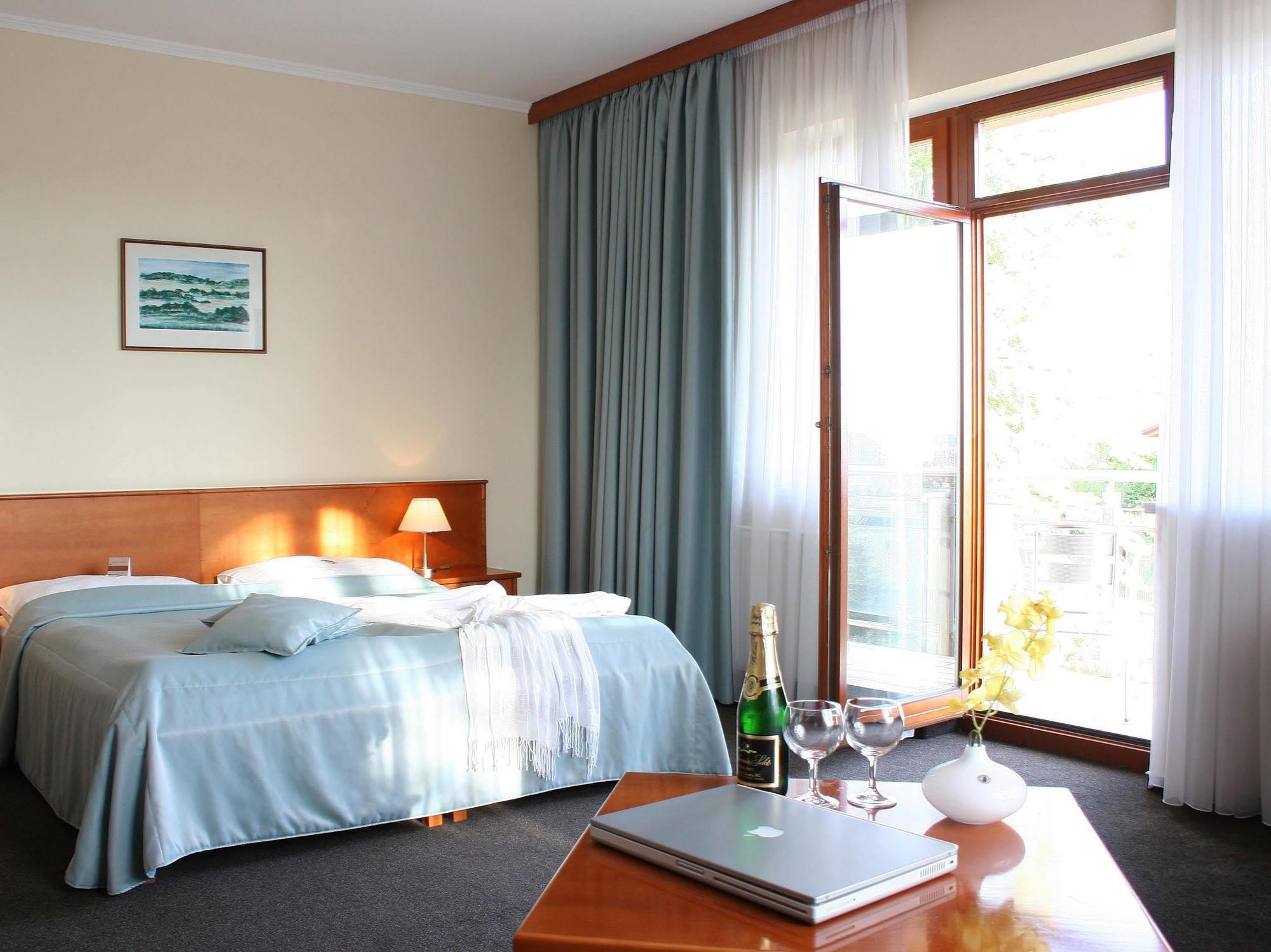 April Hotel Panorama Рихнов над Кнежноу Екстериор снимка