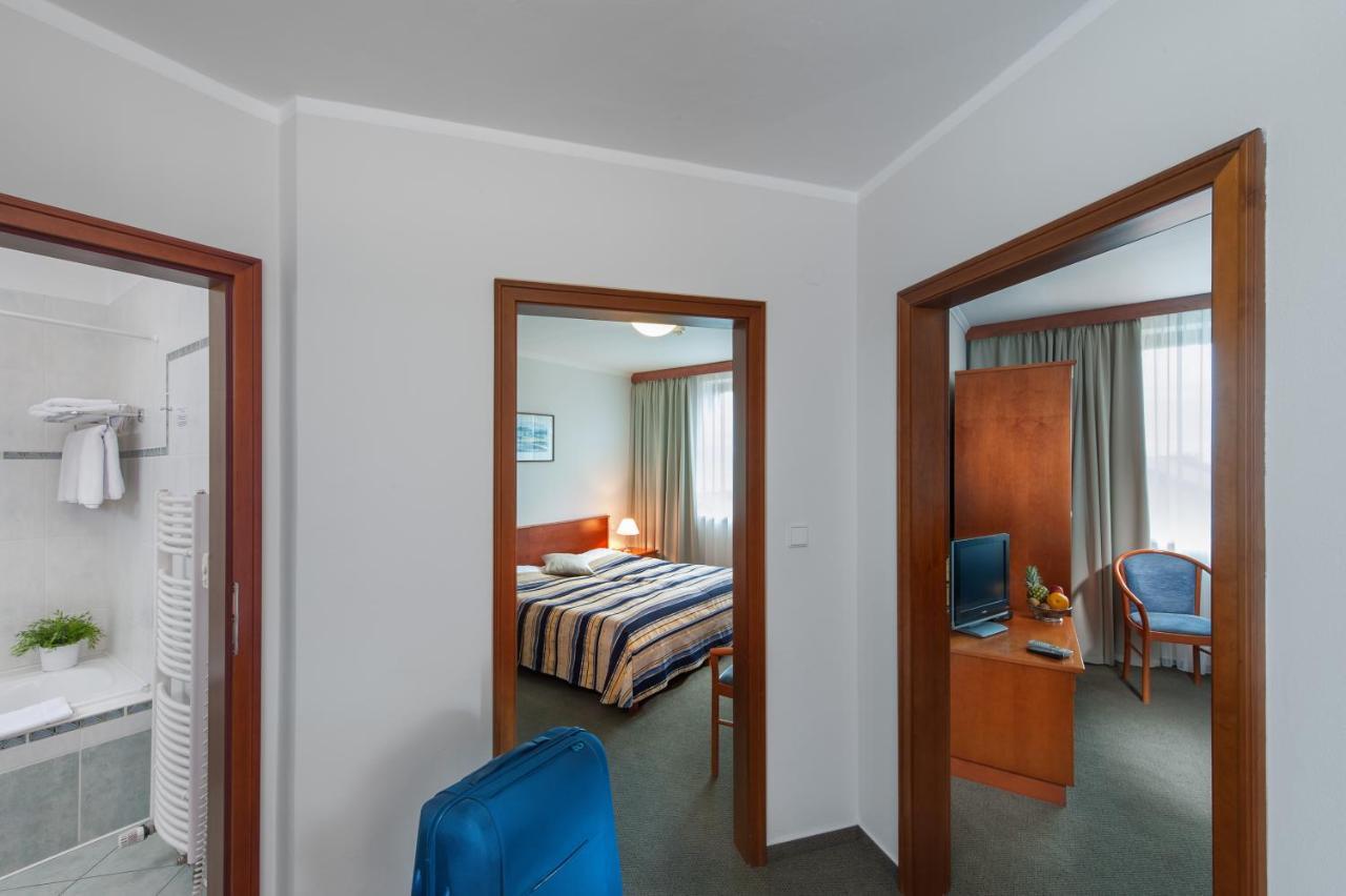 April Hotel Panorama Рихнов над Кнежноу Екстериор снимка